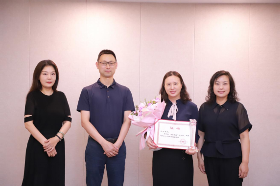 230516宜賓市婦聯(lián)、市紀委到我公司為全國“最美家庭”獲得者周玲同志頒獎124.png