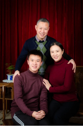 230517家風(fēng)與黨風(fēng)齊揚(yáng)，奉獻(xiàn)共熱愛同行——記全國“最美家庭”獲得者周玲223.png